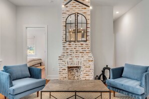 Interior - The Philip's Suite, newly renovated 3 Bed/3 EnSuite Bath, 1 Block to King (Charleston)