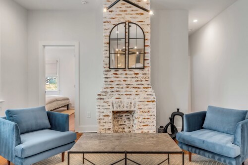 The Philip's Suite, newly renovated 3 Bed/3 EnSuite Bath, 1 Block to King