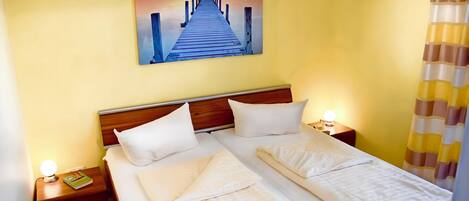 3 quartos, ferros/tábuas de passar roupa, berço de viagem