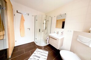 Dusche, Haartrockner, Seife, Toilettenpapier