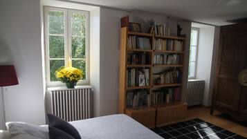 6 bedrooms, iron/ironing board, WiFi, bed sheets