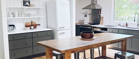 Jääkaappi, mikroaaltouuni, uuni, liesi