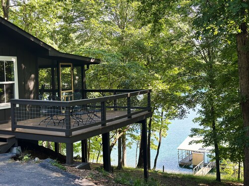Oz Lakehouse Hideaway- right on the lake!