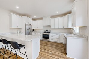 冷蔵庫、電子レンジ、オーブン、コンロ