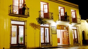Egy épület, melynek számos erkélye és nagy ablakai vannak, és amelyen egy „Hotel Pinhoa” feliratú tábla látható.
