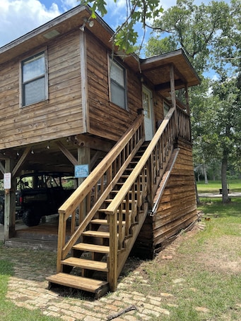 Exterior. Cozy 3-bedroom with 2 full bath cabin at Lake Somerville- Birch Creek