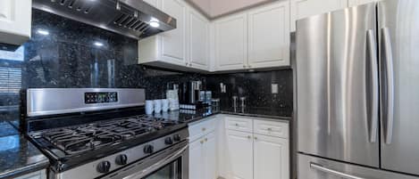 Frigorifero, microonde, forno, piano cottura