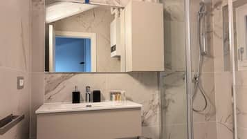 Een douche, een haardroger, een bidet, handdoeken