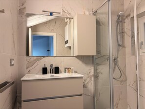 Douche, sèche-cheveux, bidet, serviettes fournies