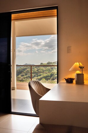 1 dormitori, caixa forta a l'habitació i escriptori 