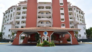 Un hotel de varios pisos con un atrio central y balcones.