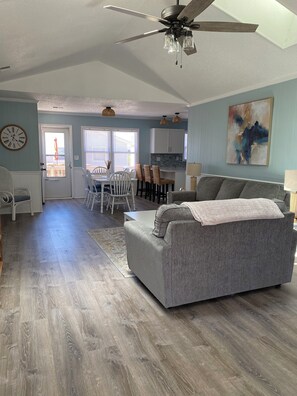 TV - Beach Home on the island of Sunset Beach (Sunset Beach)