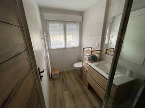 シャワー、ヘアドライヤー、タオル、石鹸