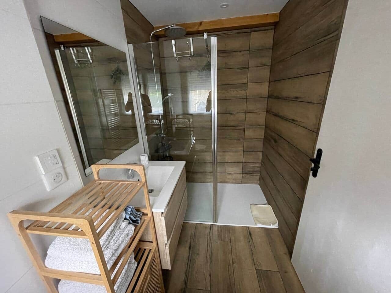 Een douche, een haardroger, handdoeken