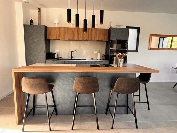 Réfrigérateur, micro-ondes, four, plaque de cuisson