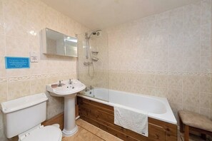 Secador de pelo, toallas y papel higiénico