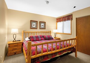 3 bedrooms, iron/ironing board, WiFi, bed sheets - Charming 3-bedroom townhome with AC, WiFi just outside serene Two Harbors (Two Harbors)