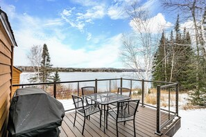Outdoor dining - Charming 3-bedroom townhome with AC, WiFi just outside serene Two Harbors (Two Harbors)