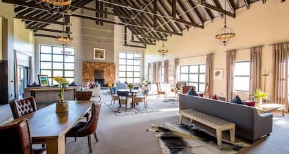 Luxury 3-bedroom house in welcoming Dullstroom with WiFi