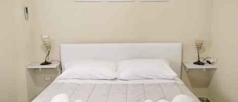 2 bedrooms, iron/ironing board, bed sheets