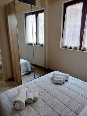 2 habitaciones, tabla de planchar con plancha y ropa de cama 