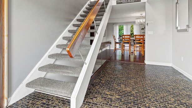 Eine Treppe mit hölzernen Geländern und einem Schild, auf dem steht: "Familie ist das größte Glück des Lebens."