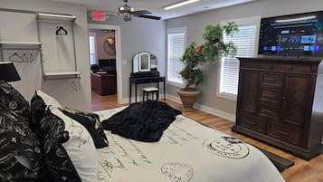 3 bedrooms, desk, iron/ironing board, free WiFi