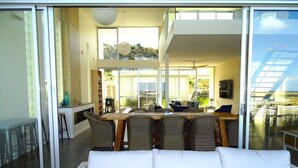 Una sala de estar moderna con un amplio ventanal que da a un espacio exterior.