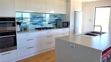 Jääkaappi, mikroaaltouuni, uuni, astianpesukone