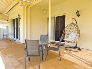 Outdoor dining - Serenity on Gilmore, Wallaroo (Wallaroo)