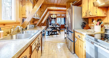 Charming A frame with wood burning fireplace, wifi, close to lakes and slopes