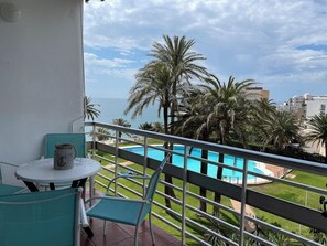 Outdoor dining - Torre De La Roca (Torremolinos)