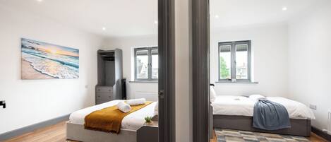 3 chambres, fer et planche à repasser, Wi-Fi, draps fournis