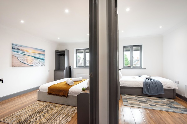 3 habitaciones, tabla de planchar con plancha, wifi y ropa de cama