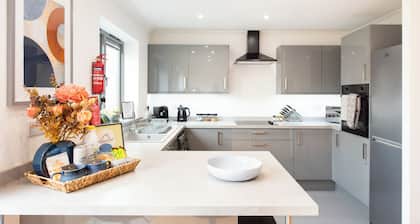3 Bedroom House, 2 Free Parking Spaces, Free WiFi, Close to University and Town!
