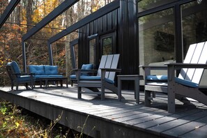 Terrace/patio - Flora Springs, Modern 2-bedroom cottage nestled in away with cliff and creek side views (Loudonville)