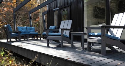 Flora Springs, Modern 2-bedroom cottage nestled in away with cliff and creek side views