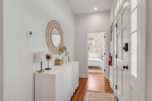 6 bedrooms, iron/ironing board, free WiFi, bed sheets - New design & construction, 6 Bed, 6 EnSuite Bath, 1 Block to King, Porch Seating (Charleston)