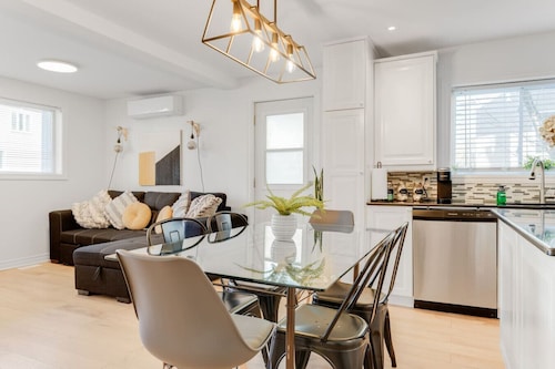 Inviting and Cozy Gem Prime Location and EV Parking