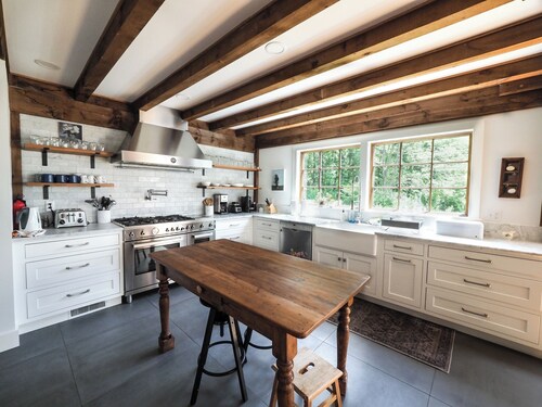 Charming 6 Bdrm Countryside Stay