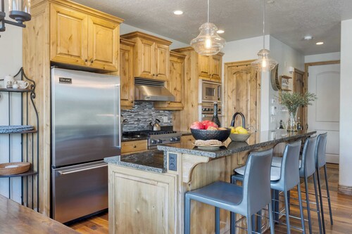 Blue Skies Lakeside Family-friendly Getaway w/ Hot Tub & BBQ