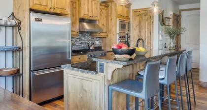 Blue Skies Lakeside Family-friendly Getaway w/ Hot Tub & BBQ