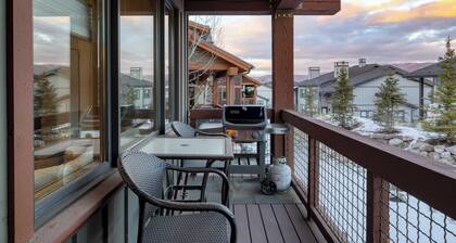 Blue Skies Lakeside Family-friendly Getaway w/ Hot Tub & BBQ