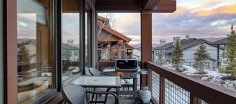 Blue Skies Lakeside Family-friendly Getaway w/ Hot Tub & BBQ