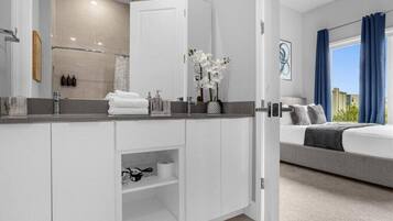 5 bedrooms, iron/ironing board, WiFi, bed sheets