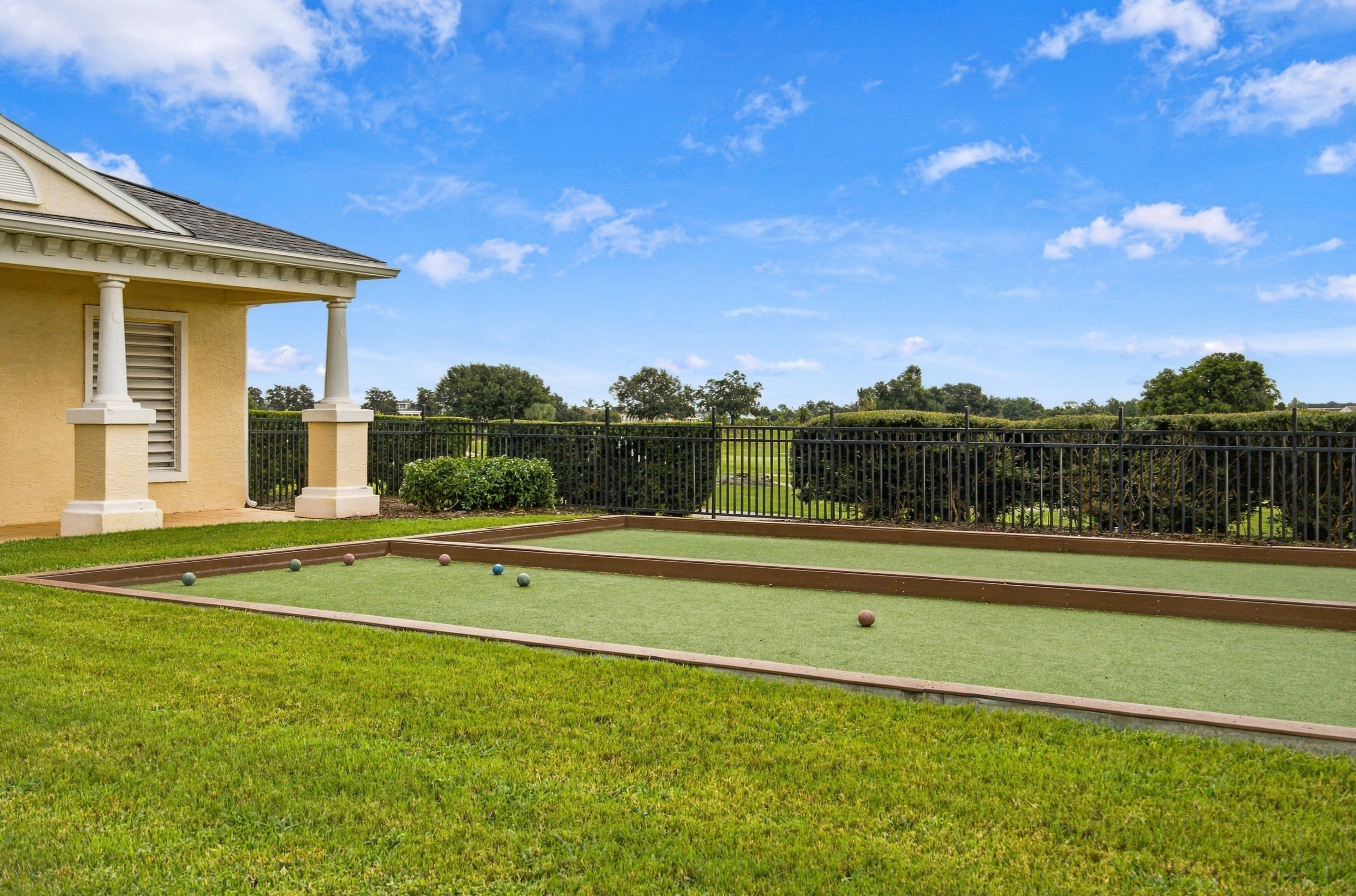 Um campo de croquet com um edifício ao fundo.