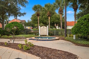 A pool area with a sign indicating no diving and a maximum depth of 3 feet 10 inches. - INCREDIBLe Two-Story Home Near Disney (Kissimmee)