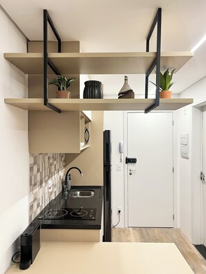 Classic Studio, Balcony, City View | Private kitchen - Studio sofisticado 230m do metrô (São Paulo)