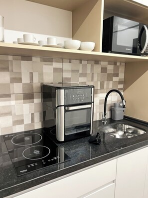 Classic Studio, Balcony, City View | Private kitchen - Studio sofisticado 230m do metrô (São Paulo)