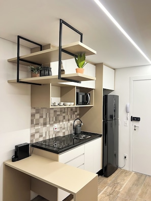 Classic Studio, Balcony, City View | Private kitchen - Studio sofisticado 230m do metrô (São Paulo)
